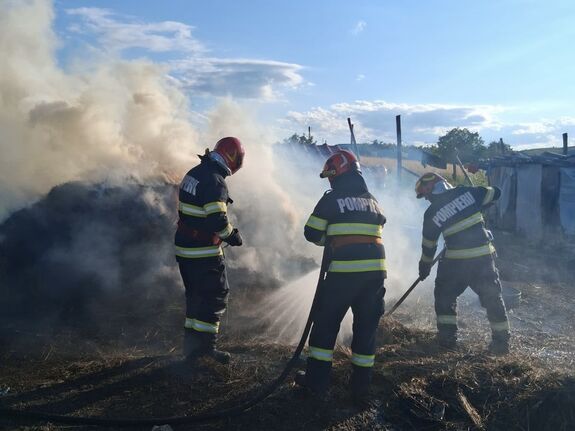 Szénabálák gyulladtak ki egy Maros megyei településen, két melléképületre is átterjedtek a lángok