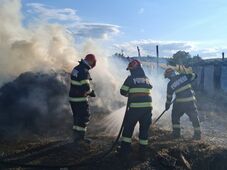 Szénabálák gyulladtak ki egy Maros megyei településen, két melléképületre is átterjedtek a lángok