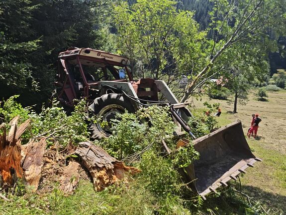 Tragédia Bakó megyében: felborult egy traktor, a sofőr életét vesztette