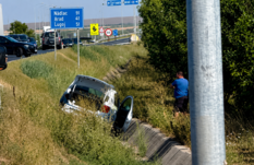 Álló rendőrautónak ütközött egy autós, az árokba sodródott a szolgálati jármű