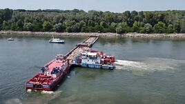 Kővel megrakott uszályokat süllyesztettek a Dunába a cernavodai atomerőmű üzemben tartásáért