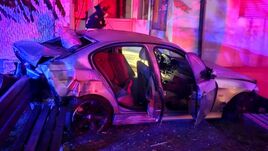 Tömbháznak csapódott az autó, hárman kórházba kerültek