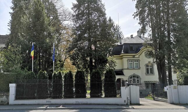 Gyújtószerkezet kapott lángra Románia svájci nagykövetsége mellett, a járdán