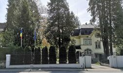 Gyújtószerkezet kapott lángra Románia svájci nagykövetsége mellett, a járdán