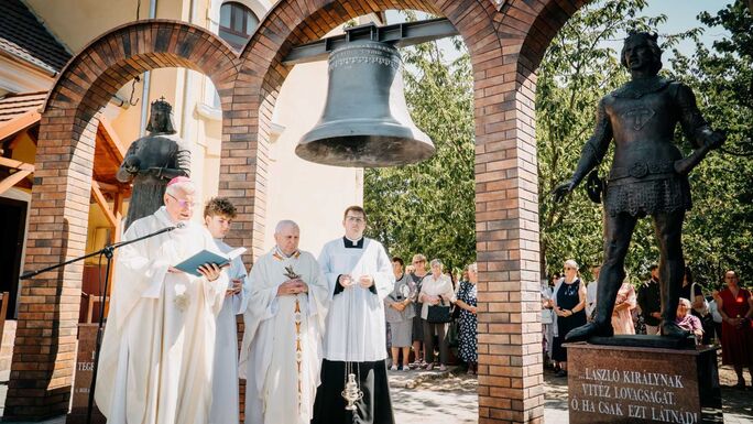 Szoboravatással ünnepelték a bihari Nagyboldogasszony plébániatemplom építésének 200. évfordulóját