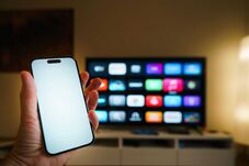 Tévé kontra algoritmusok – Ki irányítja az „igazságot” Romániában?