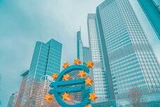 Politikai források: Elutasította a EB a bértörvény-tervezetet – Milliókat veszíthet az ország