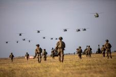 Két hétig katonai repülőgépek, ejtőernyősök és lövések zavarják Sepsiszentgyörgy nyugalmát