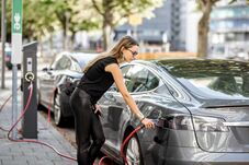 Sokkal gyorsabban csökken az akkumulátorok ára, mint az elektromos autóké