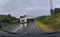 „Mintha vidámparki autót vezetnének” – A kanyarban elcsúszó kamionosokat bírálja egy rendőr (VIDEÓ)