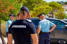 Transznemű nő bántalmazása miatt vettek őrizetbe egy bukaresti csendőrt