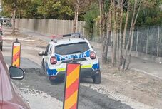 „Bárki hibázhat” – Frissen öntött betonba ragadt egy rendőrautó Brassóban