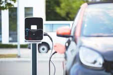 Megtorpant az elektromos autók globális térnyerése, kivéve Európát