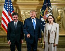  Donald Trumppal fényképezkedett az államfő