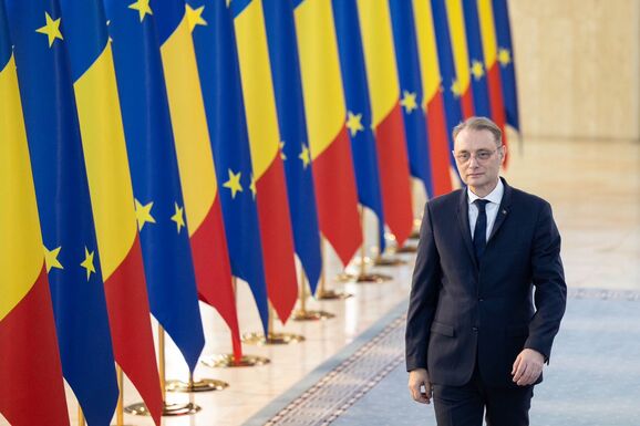 Bér- és nyugdíjemelés, adócsökkentés és intézményi fűnyíró – Mit ígér az új kormány, és mi a terv buktatója?