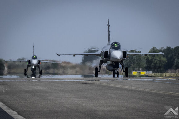 Díszelgő áthúzással tisztelegnek a Gripenek a forradalom hősei előtt