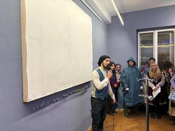 A nézők kezében a hajók sorsa – Rendkívüli performansszal nyitotta meg kiállítását Barton Plause Kolozsváron