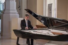 Liszt Ferenc-díjas zongoraművész koncertezik Kolozsváron a nemzeti gyásznapon