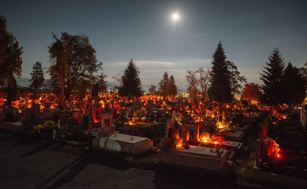 Gyertyafénybe borulnak Sepsiszentgyörgy temetői – Külön forgalmi rendre készülnek