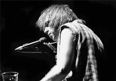 Tízmillióra pereli Neil Young Trumpékat