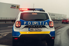 Szétverte egy bántalmazó a kiérkező rendőrautót