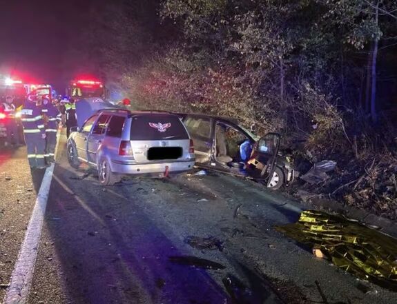 Kamionnal ütközött egy autó: két nő szörnyethalt, egy fiatalember megsérült