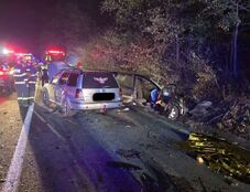 Kamionnal ütközött egy autó: két nő szörnyethalt, egy fiatalember megsérült