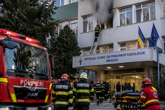 FRISSÍTVE: Tűz ütött ki egy brassói kórházban, egy beteg életét vesztette