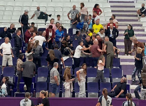 Balhé a lelátón: összeverekedtek a szülők a juniorok kézilabda-mérkőzésen (VIDEÓ)