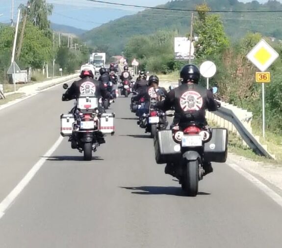 Zöld utat kapott a „motorostörvény”: előregurulás a kocsisor mellett, buszsáv a motoroknak (VIDEÓ)
