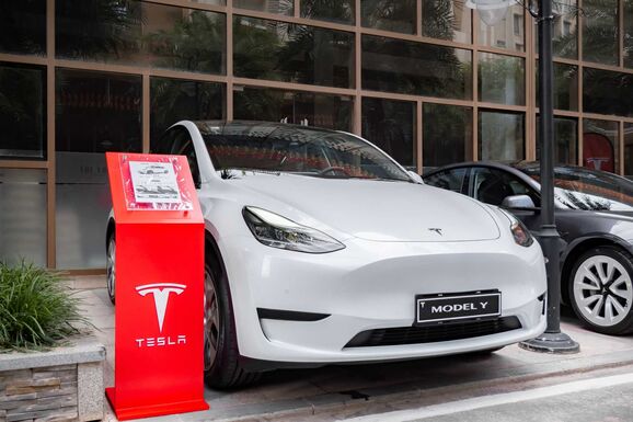 Visszaesett az autópiac, de az elektromos és hibrid modellek tarolnak