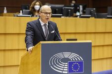 Durva támadást intézett pártelnöke ellen a liberális EP-képviselő