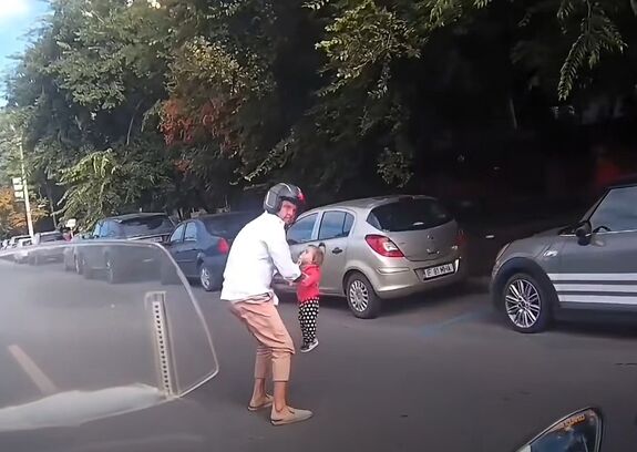 Kétéves kislány tévedt az úttestre Bukarestben, egy motoros mentette meg (VIDEÓ)