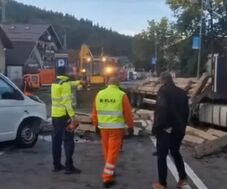 Kisteherautó és vasúti talpfákat szállító kamion ütközött – Lezárták az 1-es országutat (VIDEÓ)