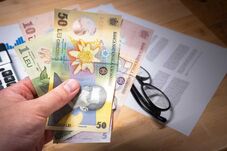 Több mint 5800 lejre nőtt az átlagbér júliusban, de több ágazatban jelentős visszaesést mértek