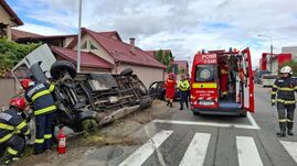 Oldalára borult egy mikrobusz Beszterce körgyűrűjén, hat embert kórházba vittek