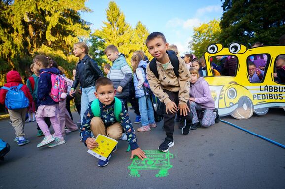 Visszatértek a Lábbuszok: gyerekek százai indultak gyalog iskolába Sepsiszentgyörgyön