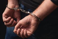 Összeveszett az iskola portásával, majd autóval okozott károkat egy diák apja