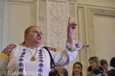 Șoșoacă saját pártja mozgósítására használja a gazdák bukaresti tüntetését