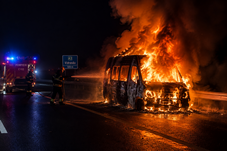 Kiégett egy kisbusz az A3-as autópályán (VIDEÓ)