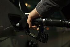 Csak egy hajszálra van a gázolaj ára a 11 lejtől