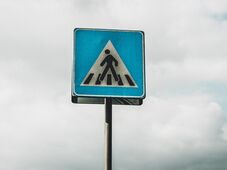 Halálra gázoltak egy nőt a gyalogos-átkelőhelyen