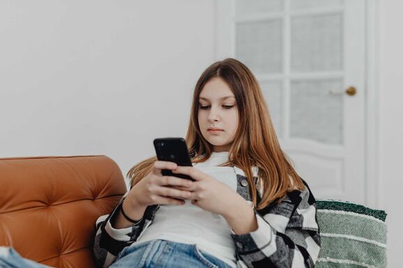 Már egy filmet sem néznek végig telefonozás nélkül – Ki tanítsa meg a gyerekeket jól használni a digitális világot?