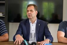 A két gyereke is feketében ment iskolába – Antal Árpád kiállt az egyenruha miatt tiltakozó diákok mellett