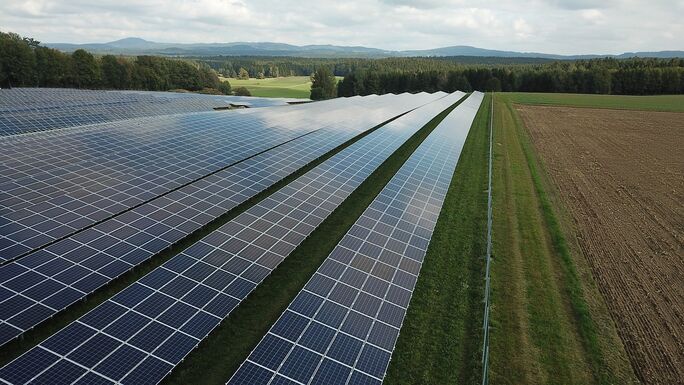 Napelempark építésére pályázik Csíkszereda – A városháza energiafogyasztását fedezné a beruházás