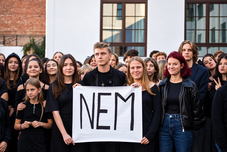 Kötelező egyenruha: a képviselőháztól remélnek józan döntést a diákok