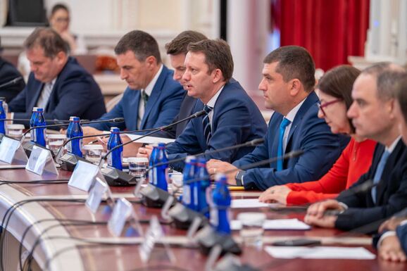 Nem kapott bizalmat a Mureșan-kormány – Kelemen Hunor: Az emberek elvesztették a türelmüket (VIDEÓ)