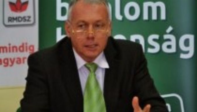 Jogi bizottság: maradhat Borbély és Dobre mentelmi joga