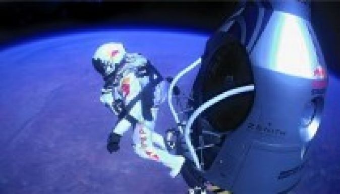 Több rekordot is döntött egyszerre a sztratoszféraugró