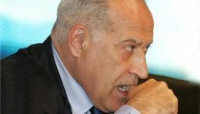 Voiculescu csiki-csukit játszik a bírósággal